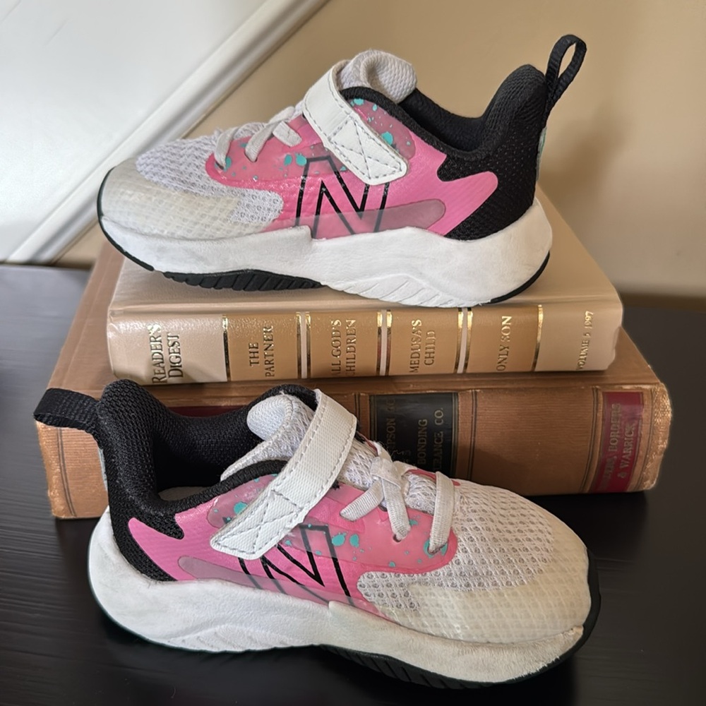 New Balance Kids Pink and White Athletic Shoes ~ Sz 8 - Picture 5 of 12